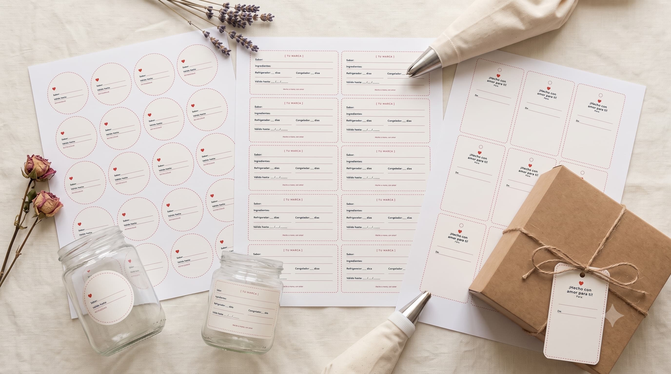 Hojas de etiquetas impresas para potes, cajas y tags de regalo, junto a frascos y una caja de regalo